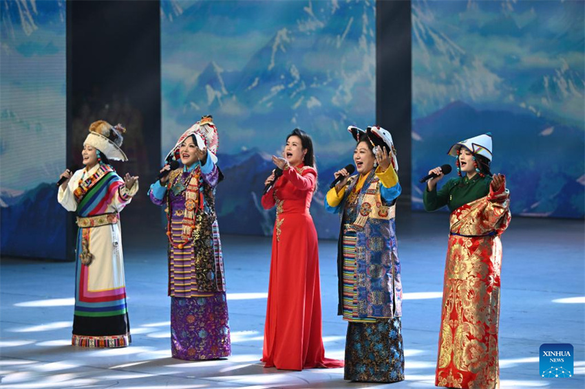 Gala em Lhasa celebra 60º aniversário de fundação da Região Autônoma de Xizang