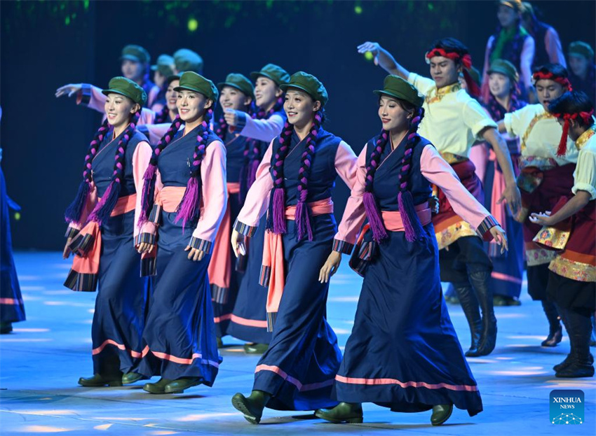 Gala em Lhasa celebra 60º aniversário de fundação da Região Autônoma de Xizang