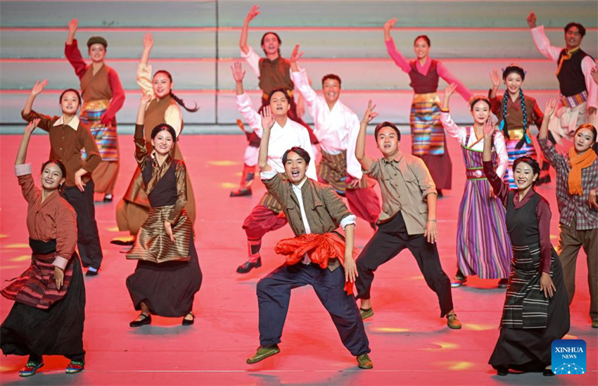 Gala em Lhasa celebra 60º aniversário de fundação da Região Autônoma de Xizang