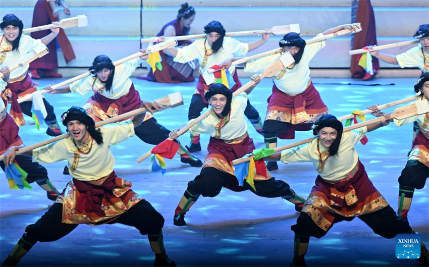 Gala em Lhasa celebra 60º aniversário de fundação da Região Autônoma de Xizang