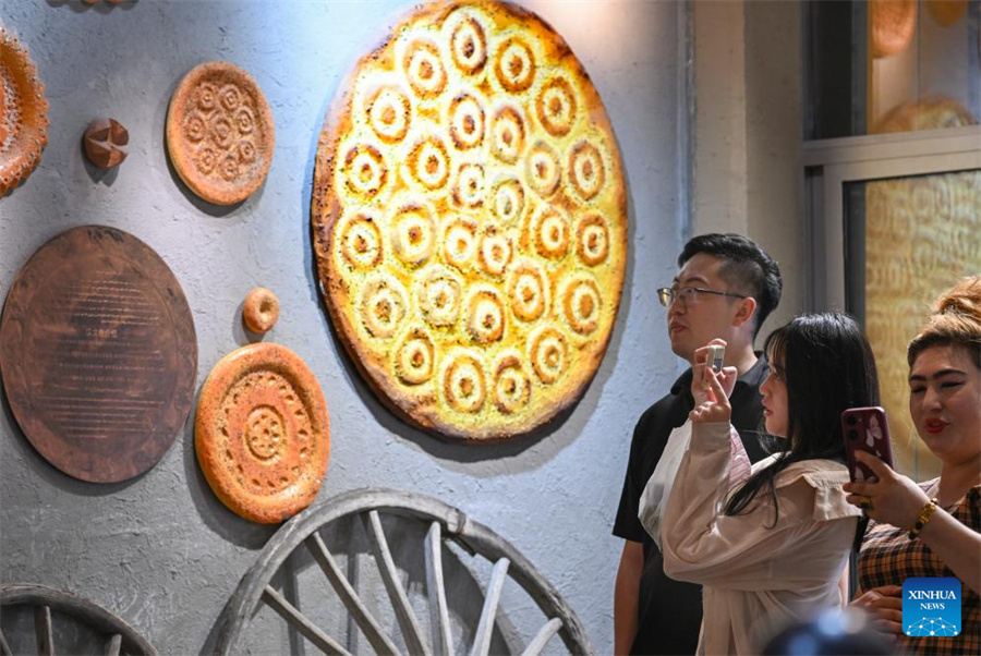 Técnicas tradicionais de fabricação de naan herdadas e desenvolvidas em Xinjiang