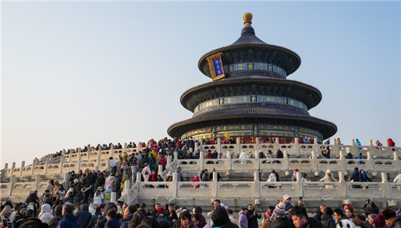 Beijing figura entre principais cidades do mundo para turismo, segundo relatórioBeijing se classifica entre as principais cidades do mundo em turismo em termos de força abrangente, de acordo com um relatório do setor divulgado nesta quinta-feira na Conferência Mundial sobre Cooperação e Desenvolvimento do Turismo 2025.O Relatório de Desenvolvimento das Cidades Turísticas Mundiais (2024-2025) -- uma publicação emblemática da Federação Mundial de Cidades de Turismo (WTCF), publicada anualmente desde 2014 -- classificou Beijing em sétimo lugar globalmente, após uma avaliação abrangente das cidades ao longo do último ano, elevando a capital chinesa uma posição em relação ao último relatório.