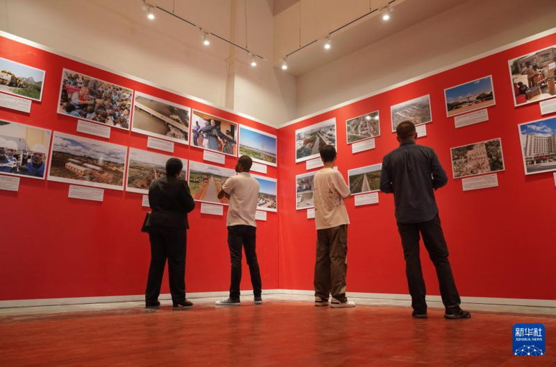 Exposição fotográfica realizada em Maputo para marcar 50º aniversário das relações diplomáticas China-Moçambique