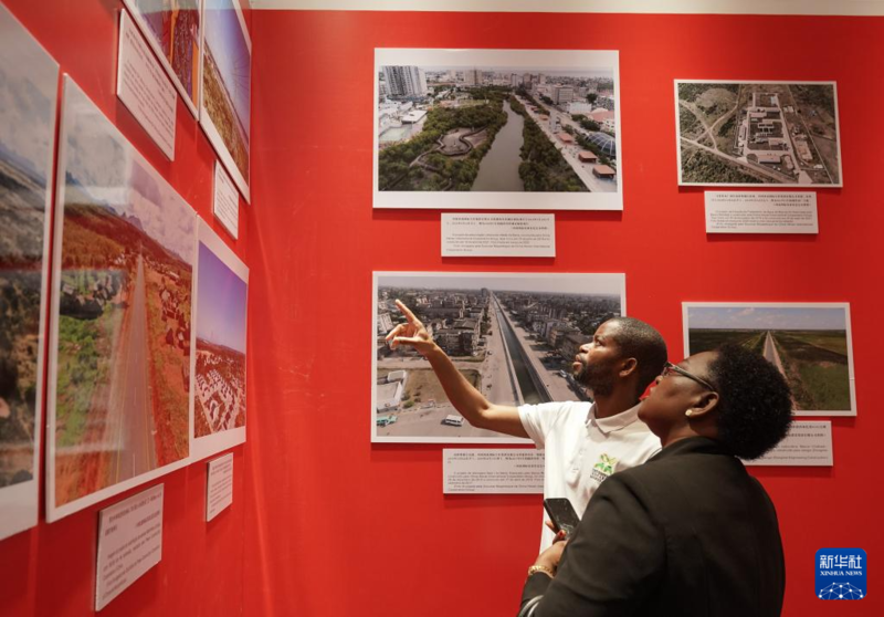 Exposição fotográfica realizada em Maputo para marcar 50º aniversário das relações diplomáticas China-Moçambique