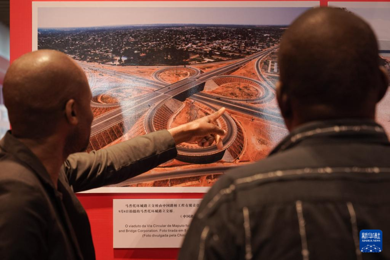 Exposição fotográfica realizada em Maputo para marcar 50º aniversário das relações diplomáticas China-Moçambique