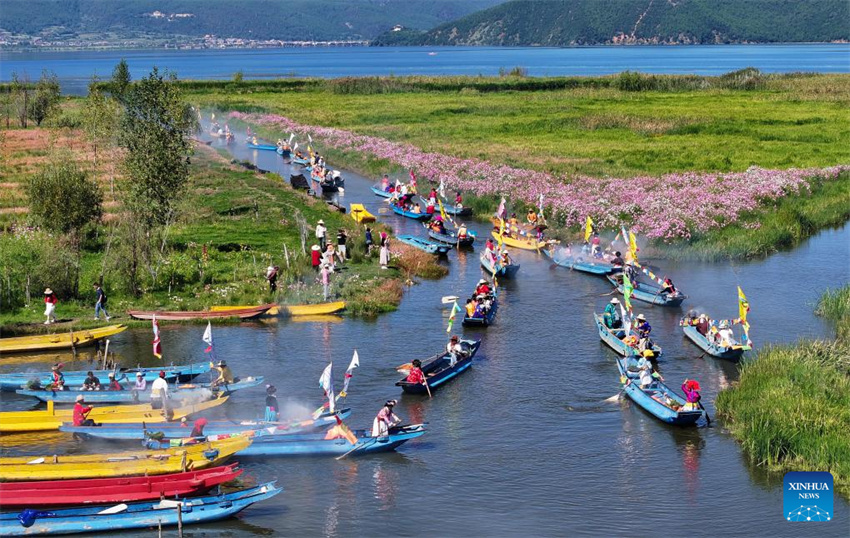 Primeiro festival de circunavegação de montanhas e lagos no Lago Lugu começa em Sichuan, sudoeste da China