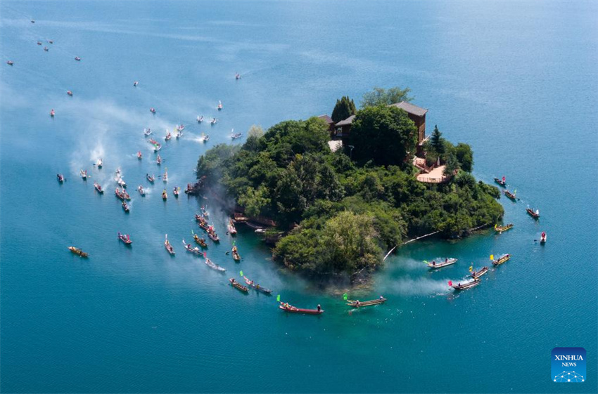 Primeiro festival de circunavegação de montanhas e lagos no Lago Lugu começa em Sichuan, sudoeste da China