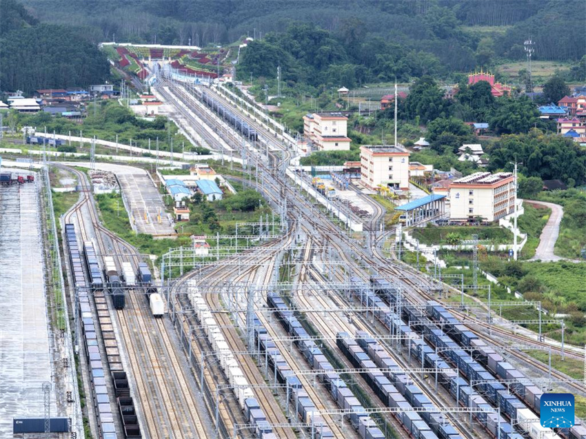 Ferrovia China-Laos movimenta mais de 67 milhões de toneladas de carga