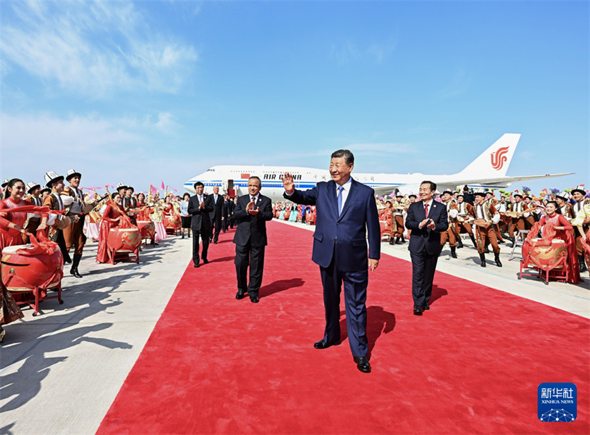Xi Jinping lidera delegação central a Urumqi para 70º aniversário da Região Autônoma Uigur de Xinjiang