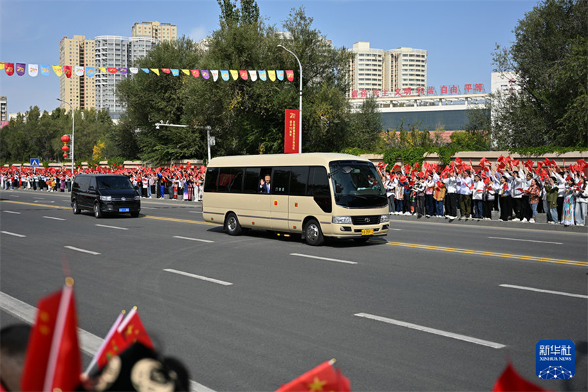 Xi Jinping lidera delegação central a Urumqi para 70º aniversário da Região Autônoma Uigur de Xinjiang