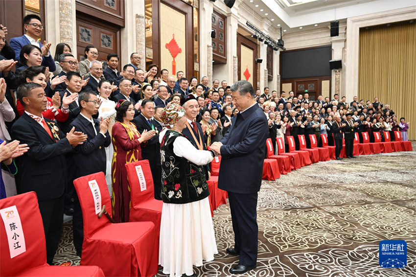 Xi Jinping pede esforços concertados para melhor construir uma bela Xinjiang