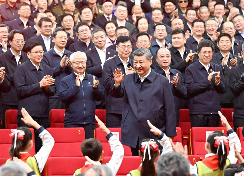 Xi Jinping participa de gala em comemoração ao 70º aniversário da fundação da Região Autônoma Uigur de Xinjiang