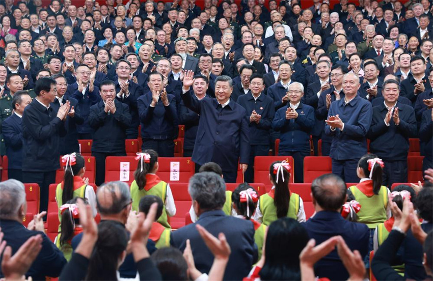 Xi Jinping participa de gala em comemoração ao 70º aniversário da fundação da Região Autônoma Uigur de Xinjiang
