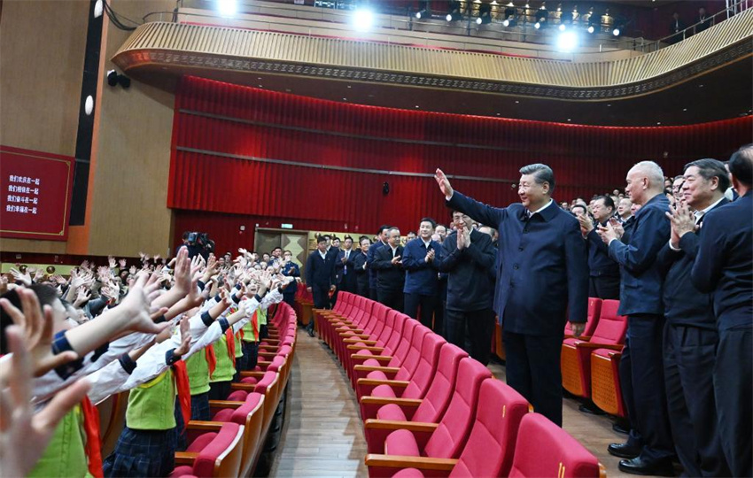 Xi Jinping participa de gala em comemoração ao 70º aniversário da fundação da Região Autônoma Uigur de Xinjiang
