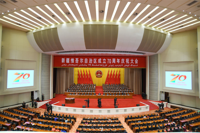 Xi Jinping participa de grande reunião em comemoração do 70º aniversário da fundação da Região Autônoma Uigur de Xinjiang