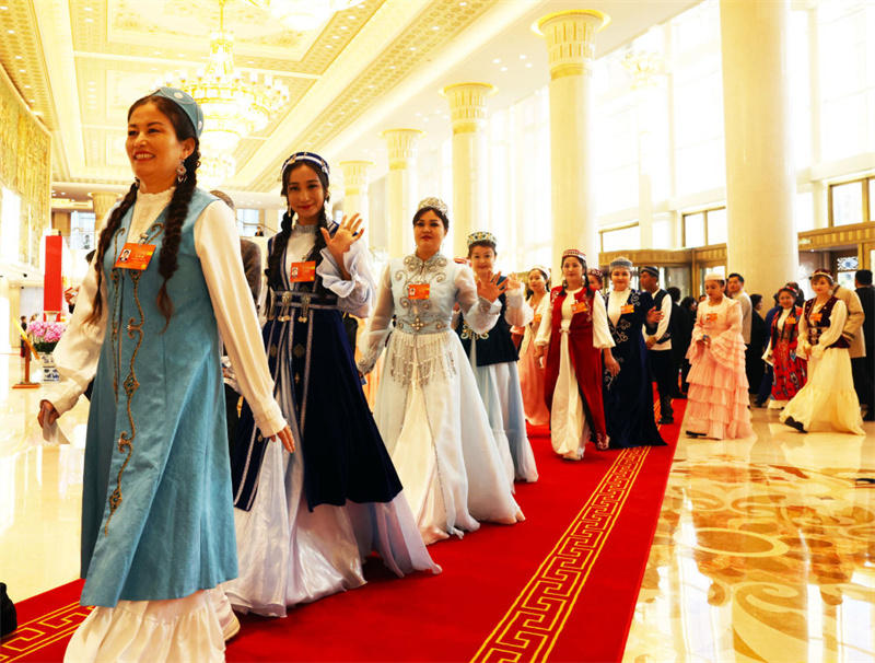 Xi Jinping participa de grande reunião em comemoração do 70º aniversário da fundação da Região Autônoma Uigur de Xinjiang