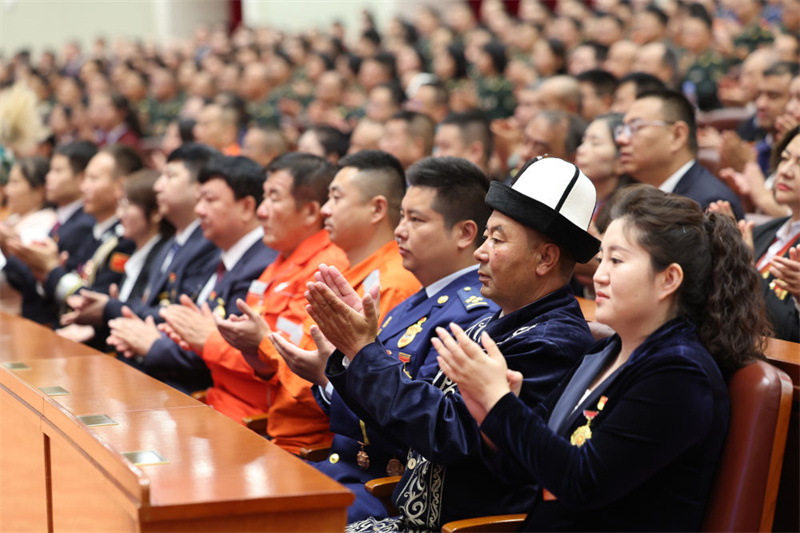 Xi Jinping participa de grande reunião em comemoração do 70º aniversário da fundação da Região Autônoma Uigur de Xinjiang