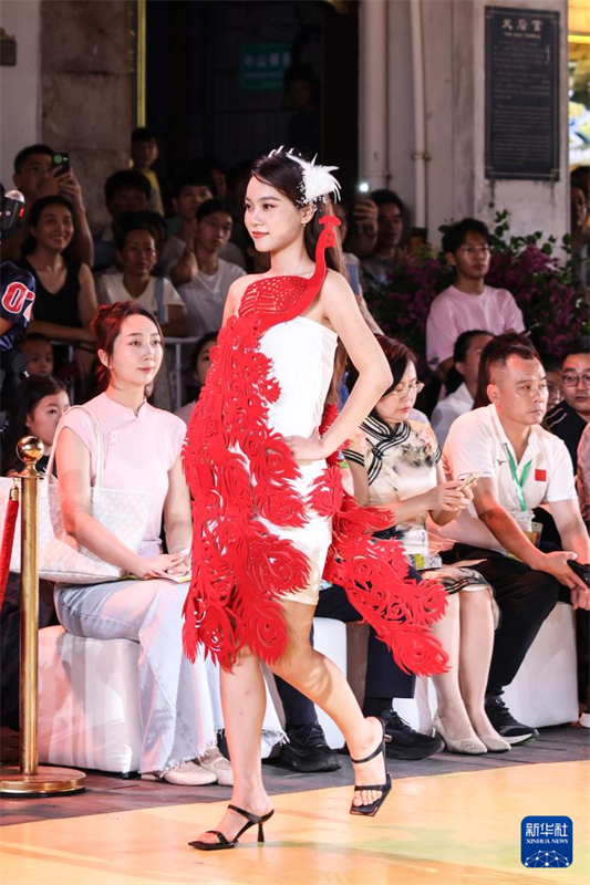Desfile de patrimônio imaterial “ilumina” a rua comercial de Haikou