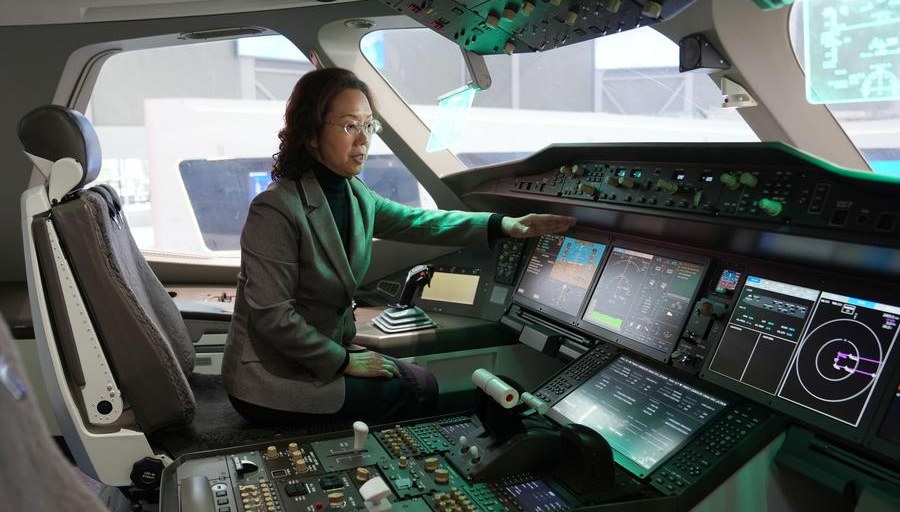 China promove empoderamento das mulheres e incentiva progresso globalZhao Chunling, projetista-chefe da aeronave C929 de fuselagem larga desenvolvida independentemente pela COMAC da China, é a primeira mulher projetista-chefe na indústria aeronáutica chinesa a liderar um grande programa aeronáutico nacional. (Xinhua/Liu Ying)A Reunião de Líderes Globais sobre Mulheres está sendo realizada nesta segunda e terça-feira em Beijing, dando novo impulso à igualdade de gênero e ao desenvolvimento das mulheres em todo o mundo.
