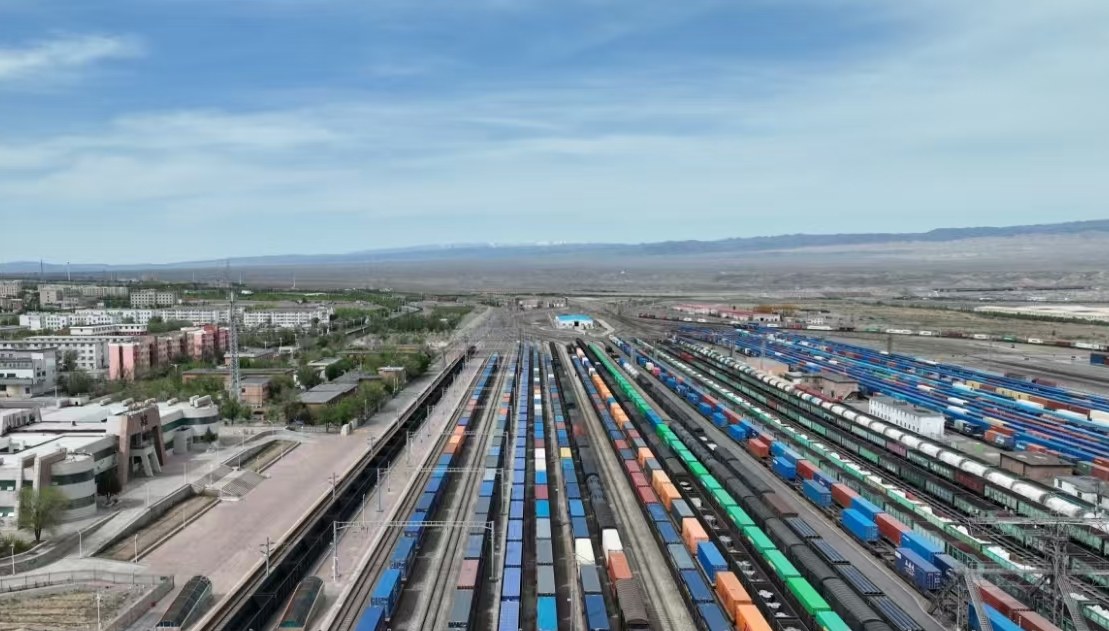 Principal porto terrestre em Xinjiang, no noroeste da China, registra mais de 6 mil viagens de trem de carga China-Europa Até domingo, o porto de Alashankou, também conhecido como Passagem de Alataw, um importante porto terrestre na Região Autônoma Uigur de Xinjiang, no noroeste da China, havia movimentado mais de 6 mil viagens de trens de carga China-Europa em 2025, de acordo com o porto.A alfândega do porto simplificou os procedimentos de desembaraço para que a carga de entrada agora passe pelo porto em menos de 16 horas, em comparação com os dois a três dias anteriores, e cada trem de retorno pode ser recarregado em uma média de apenas duas horas.