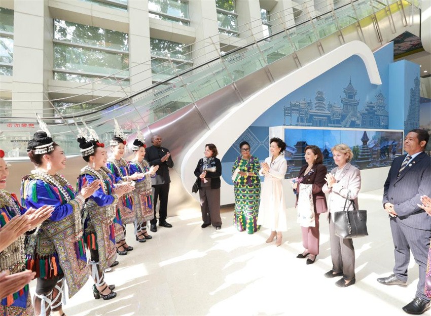 Peng Liyuan visita exposição sobre empoderamento digital e inteligente para mulheres e meninas