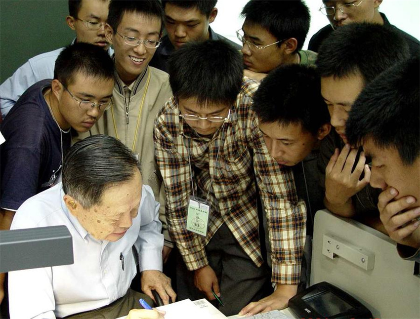 Chineses prestam homenagem ao falecido ganhador do Prêmio Nobel Chen Ning Yang