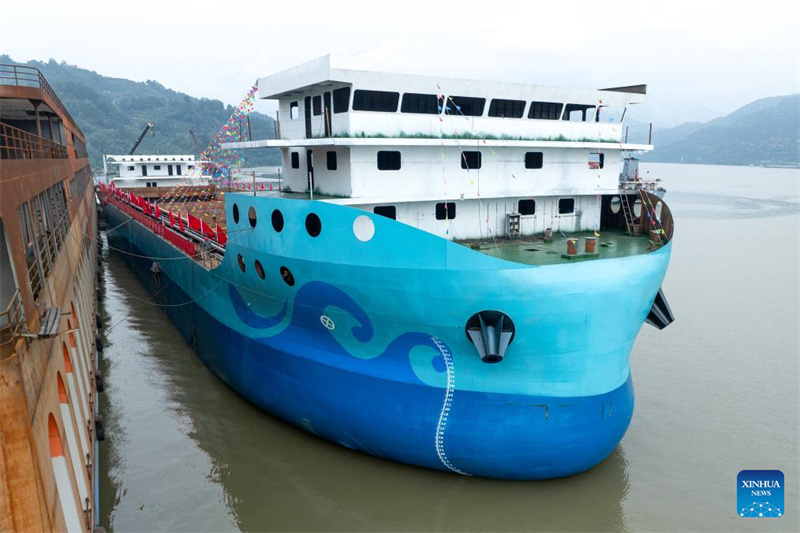 Maior graneleiro totalmente elétrico da China é lançado na China central