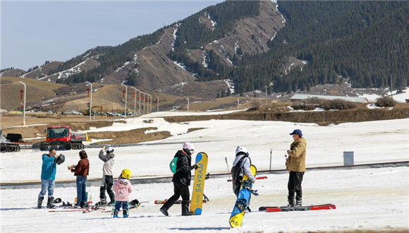 Xinjiang lança programa de vouchers de consumo para impulsionar turismo de invernoA Região Autônoma Uigur de Xinjiang, no noroeste da China, lançará um programa de vouchers de consumo na próxima sexta-feira (14) para impulsionar o turismo de inverno durante a temporada de neve, anunciou o departamento regional de cultura e turismo na quinta-feira (6).