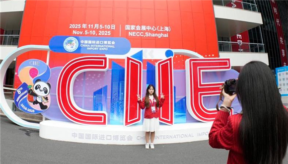 Empresas estrangeiras aproveitam oportunidades do vasto mercado aberto da China através da CIIEInvestidores de todo o mundo mais uma vez compareceram à Exposição Internacional de Importação da China (CIIE), buscando oportunidades no vasto mercado aberto da China durante a oitava edição do evento.Em meio à agitação desta CIIE, a Joy Wing Mau Chile Spa chamou a atenção dos visitantes com seu lançamento mais recente: mirtilos suculentos do Peru, cada um do tamanho de uma moeda de um dólar americano e surpreendentemente crocantes.