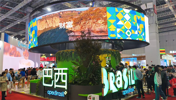 Café brasileiro conquista mercado chinês na CIIENa área de exposição de produtos agrícolas e alimentícios da 8ª Exposição Internacional de Importação da China (CIIE), a famosa marca brasileira de café Unique chamou especialmente a atenção. Os funcionários ofereciam com entusiasmo café vindo da Serra da Mantiqueira, apresentando seu sabor único “ácido, com notas florais e frutadas”.Como maior produtor e exportador de café do mundo, o café brasileiro está acelerando sua entrada no mercado chinês por meio da CIIE, tornando-se um exemplo vivo das escolhas cada vez mais diversificadas dos consumidores chineses.