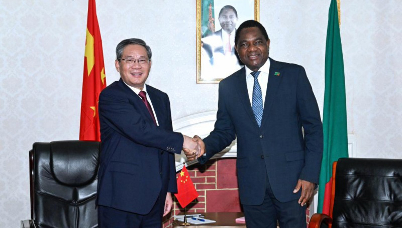 China está pronta para explorar o potencial de cooperação industrial com Zâmbia, diz primeiro-ministro chinês O primeiro-ministro chinês, Li Qiang, afirmou na quinta-feira que a China está pronta para trabalhar com a Zâmbia, aproveitando a implementação do tratamento de tarifa zero da China para a Zâmbia como uma oportunidade para expandir o comércio bilateral.