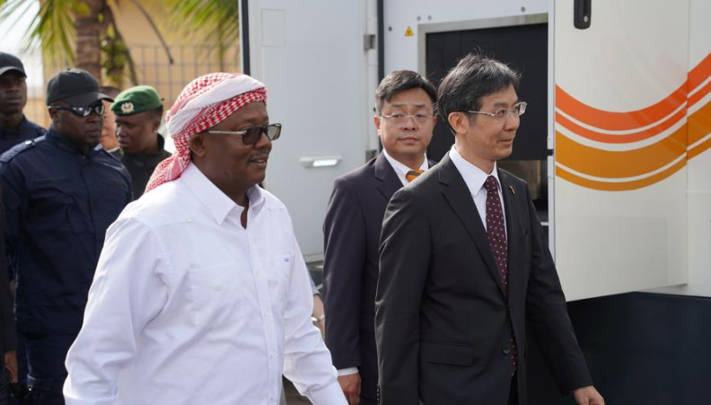 Presidente da Guiné-Bissau agradece à China pela doação de equipamentos de segurança aeroportuária O presidente da Guiné-Bissau, Umaro Sissoco Embaló, expressou sua gratidão pela valiosa assistência da China, ao participar de uma cerimônia de entrega dos equipamentos de inspeção de segurança aeroportuária doados pela China na capital, Bissau.