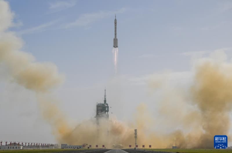 China lança nave espacial Shenzhou-22