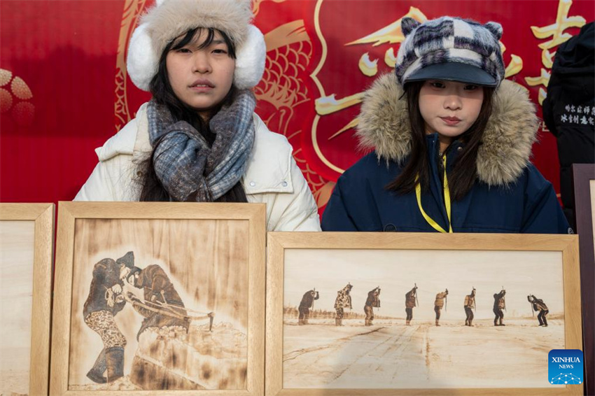 China: colheita de gelo dá início à temporada de turismo de inverno na 