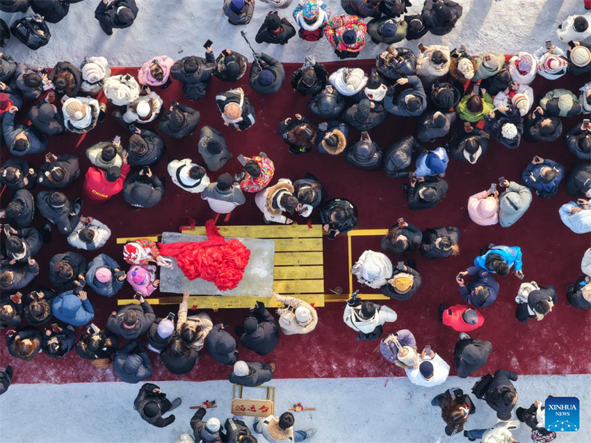 China: colheita de gelo dá início à temporada de turismo de inverno na 