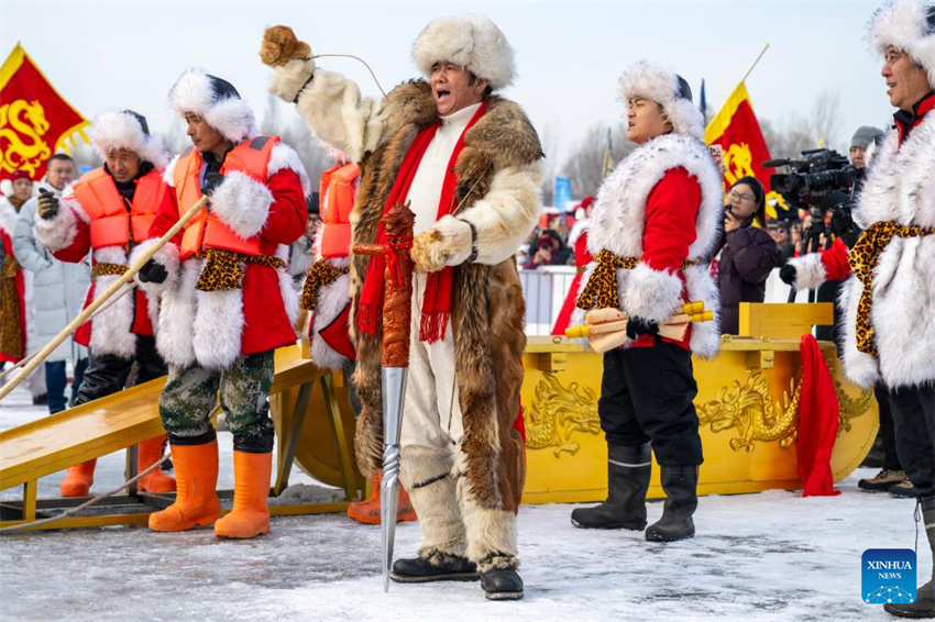 China: colheita de gelo dá início à temporada de turismo de inverno na 