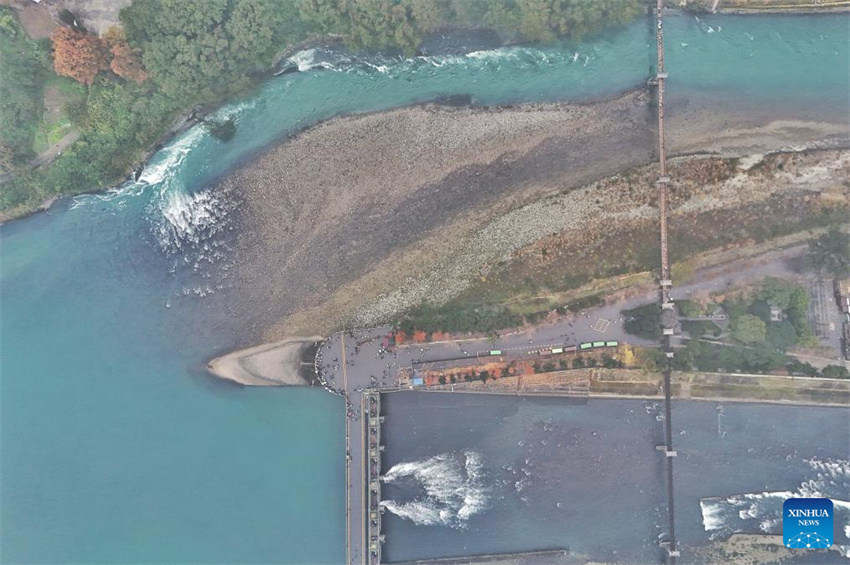 Visão detalhada do sistema de irrigação de Dujiangyan em Chengdu, China