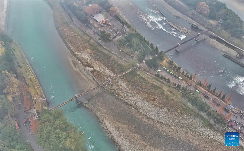 Visão detalhada do sistema de irrigação de Dujiangyan em Chengdu, China