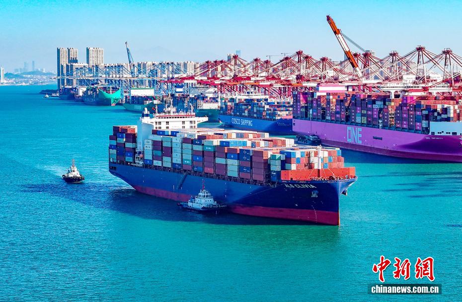 Movimentação de carga do Porto de Qingdao ultrapassa 700 milhões de toneladas em 2025