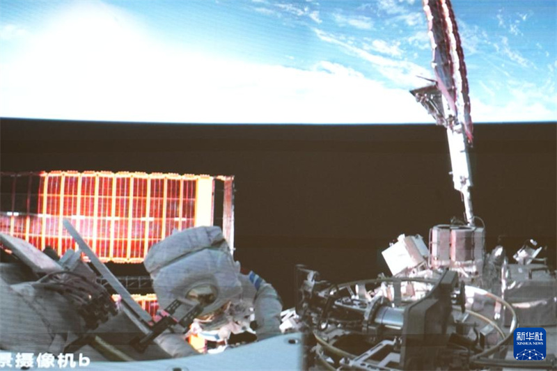 Astronautas da missão Shenzhou-21 concluem primeira série de atividades extraveiculares em órbita