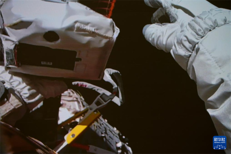 Astronautas da missão Shenzhou-21 concluem primeira série de atividades extraveiculares em órbita