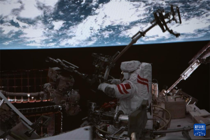 Astronautas da missão Shenzhou-21 concluem primeira série de atividades extraveiculares em órbita