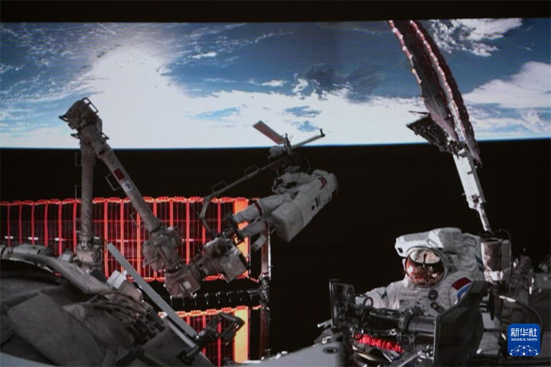 Astronautas da missão Shenzhou-21 concluem primeira série de atividades extraveiculares em órbita