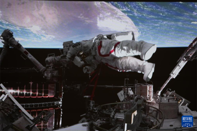 Astronautas da missão Shenzhou-21 concluem primeira série de atividades extraveiculares em órbita