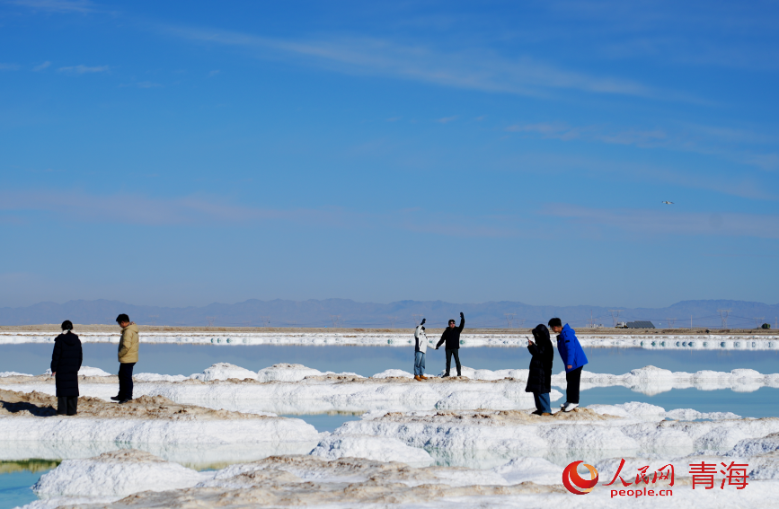 Turismo de inverno registra recorde no lago salgado de Qarhan, noroeste da China