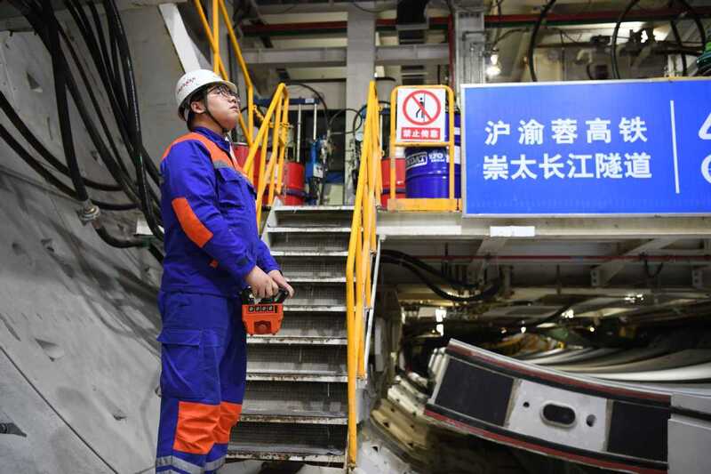 Tuneladora atinge marco importante em túnel sob rio Yangtzé