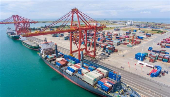 Operações alfandegárias especiais em toda a ilha transformarão Hainan no portal da China para o mundo O Porto de Livre Comércio de Hainan iniciará operações alfandegárias especiais em toda a ilha na quinta-feira (18), anunciou o governo provincial de Hainan, um marco nos esforços para posicionar a província insular como o portal da China para o mundo.A reforma faz parte de esforços mais amplos para expandir as políticas de abertura, com Hainan posicionada como um campo de testes para medidas institucionais que conectam a China com os mercados internacionais.