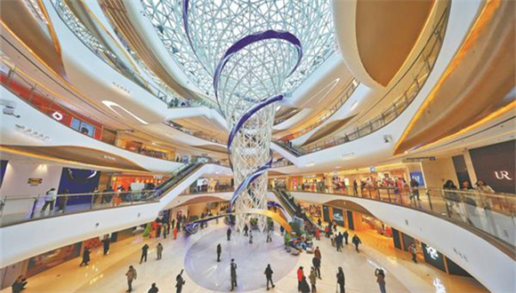 Beijing se prepara para atrair mais marcas globaisBeijing aprimorará ainda mais seus serviços para atrair mais marcas internacionais, incentivando o lançamento de produtos e a inovação em diversos cenários, com o objetivo de se consolidar como um polo internacional de compras, afirmou uma autoridade do Departamento Municipal de Comércio de Beijing.