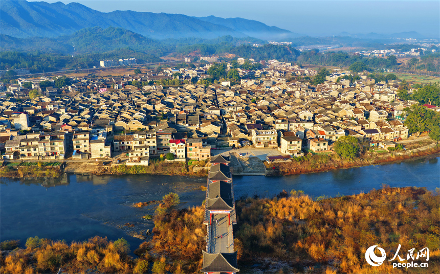 Aldeia antiga em Jiangxi atrai turistas de todos os cantos