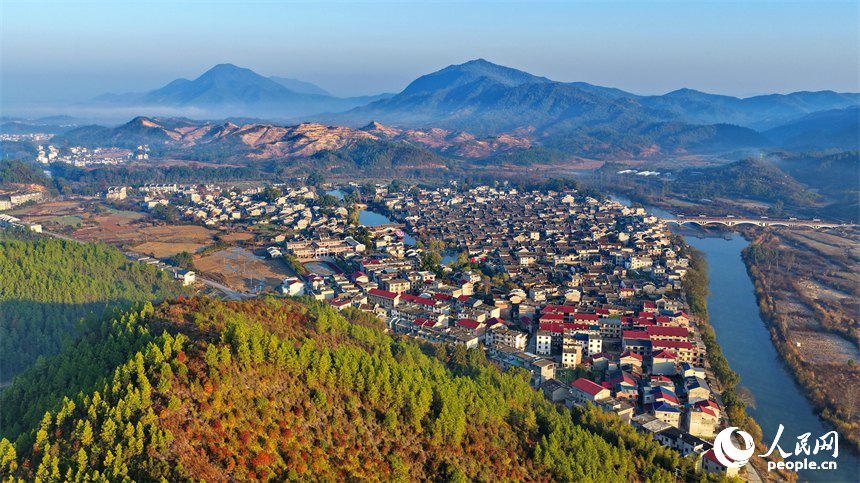 Aldeia antiga em Jiangxi atrai turistas de todos os cantos